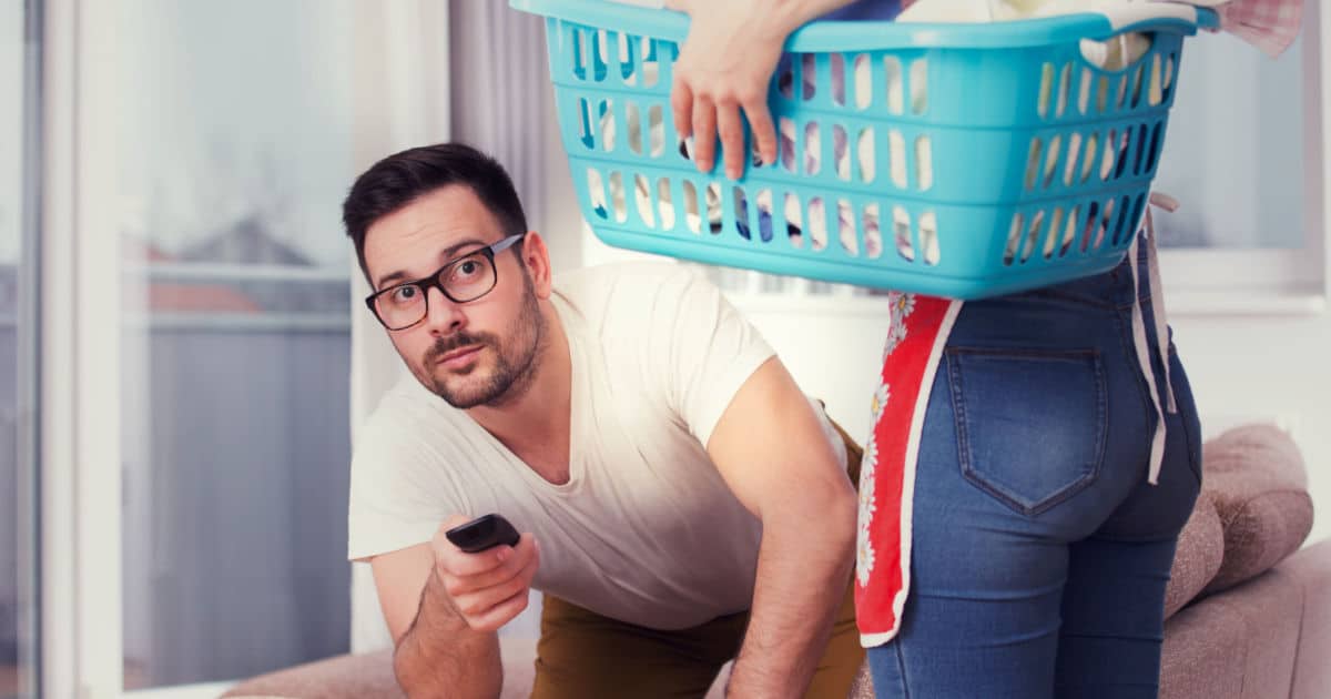 femme qui fait le lavage homme écoute la télé