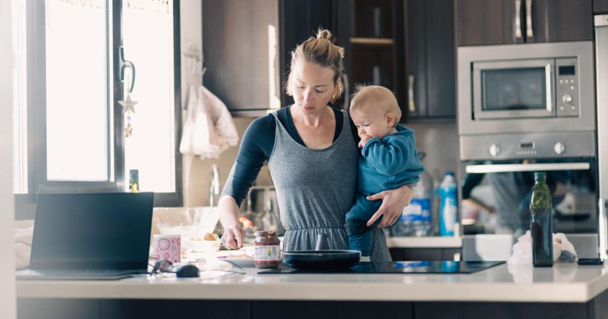 maman dans la cuisine avec bébé dans les bras