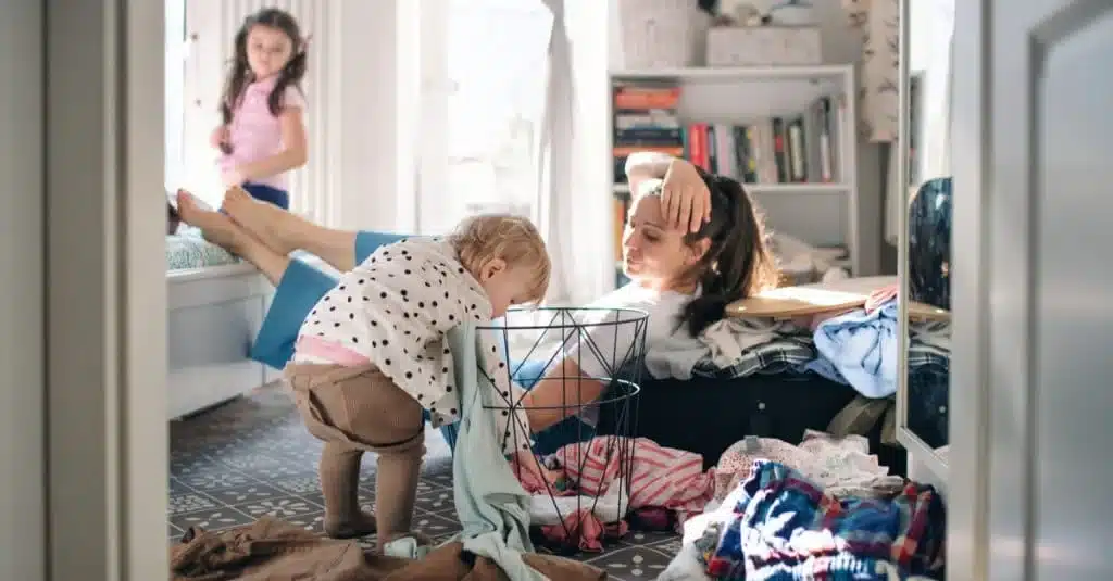 maman fatiguée avec enfants dans la chambre