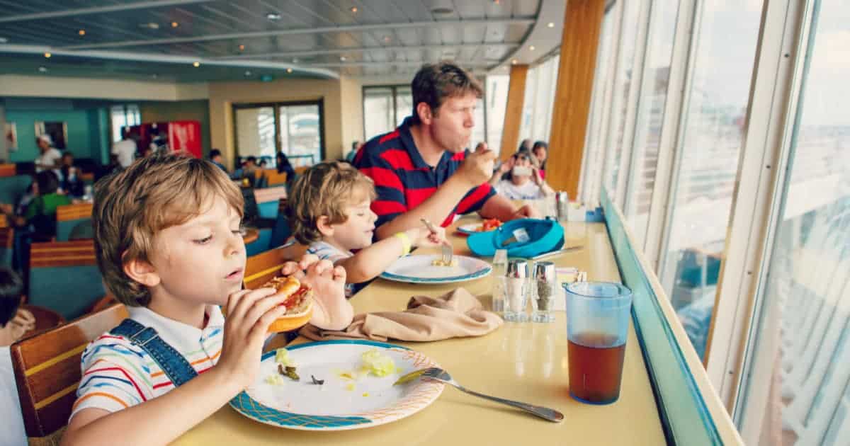 père et enfants au restaurant