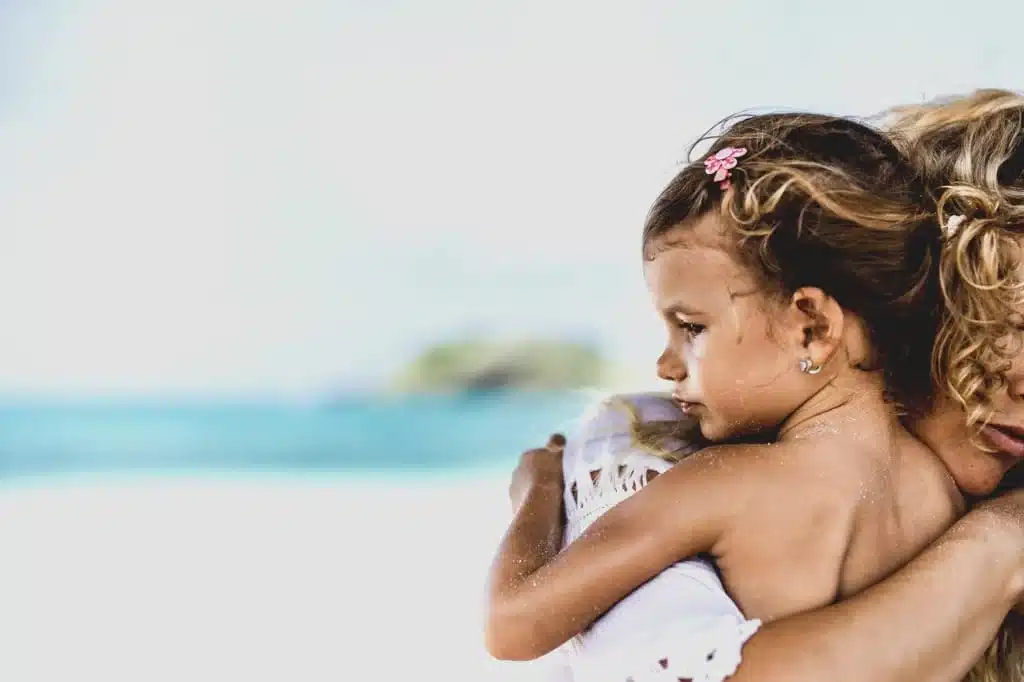 maman prend sa fille dans ses bras